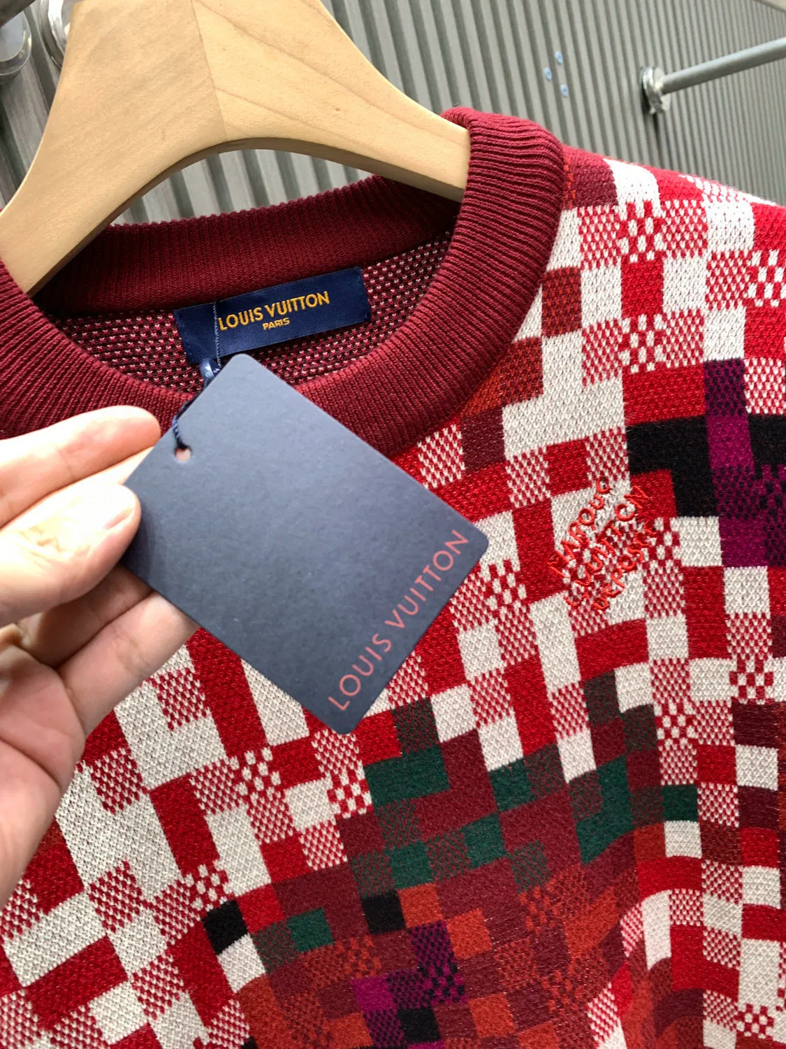 🅿️440 🀄️ Louis Vuitton Louis Vuitton 26* New Year's classic hot style camouflage mosaic knitted sweater. Made of the same original heavyweight pure cotton material. Double-strand threads for 8 colors. Each color needs to be dyed in a separate vat. Weaving requires an imported Stoll 16-needle machine. 8-color jacquard is very time-consuming. It is necessary to ensure that each size is consistent. The embroidery needs to be positioned on the back of the front chest of the ready-made garment. The embroidery is a three-dimensional embroidery with imported foam in the middle pad. After the back is embroidered, the tiles need to be aligned and ironed. The ironed tiles are custom-made brushed metal tiles that must be sized to ensure that they are washed and shaped later. The embroidery uses Behringer embroidery technology to restore consistent details. It is customized and dyed without any color difference. The ingenious craftsmanship is perfectly restored. Three standards are complete. Customized accessories.